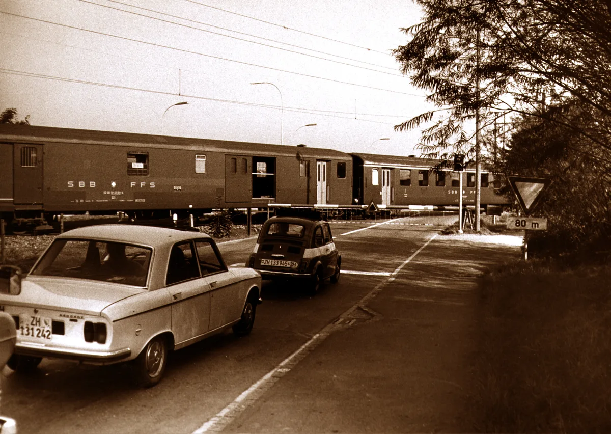 Usterstrasse in Dübendorf mit dem Bahnübergang Schörli im Jahr 1975.